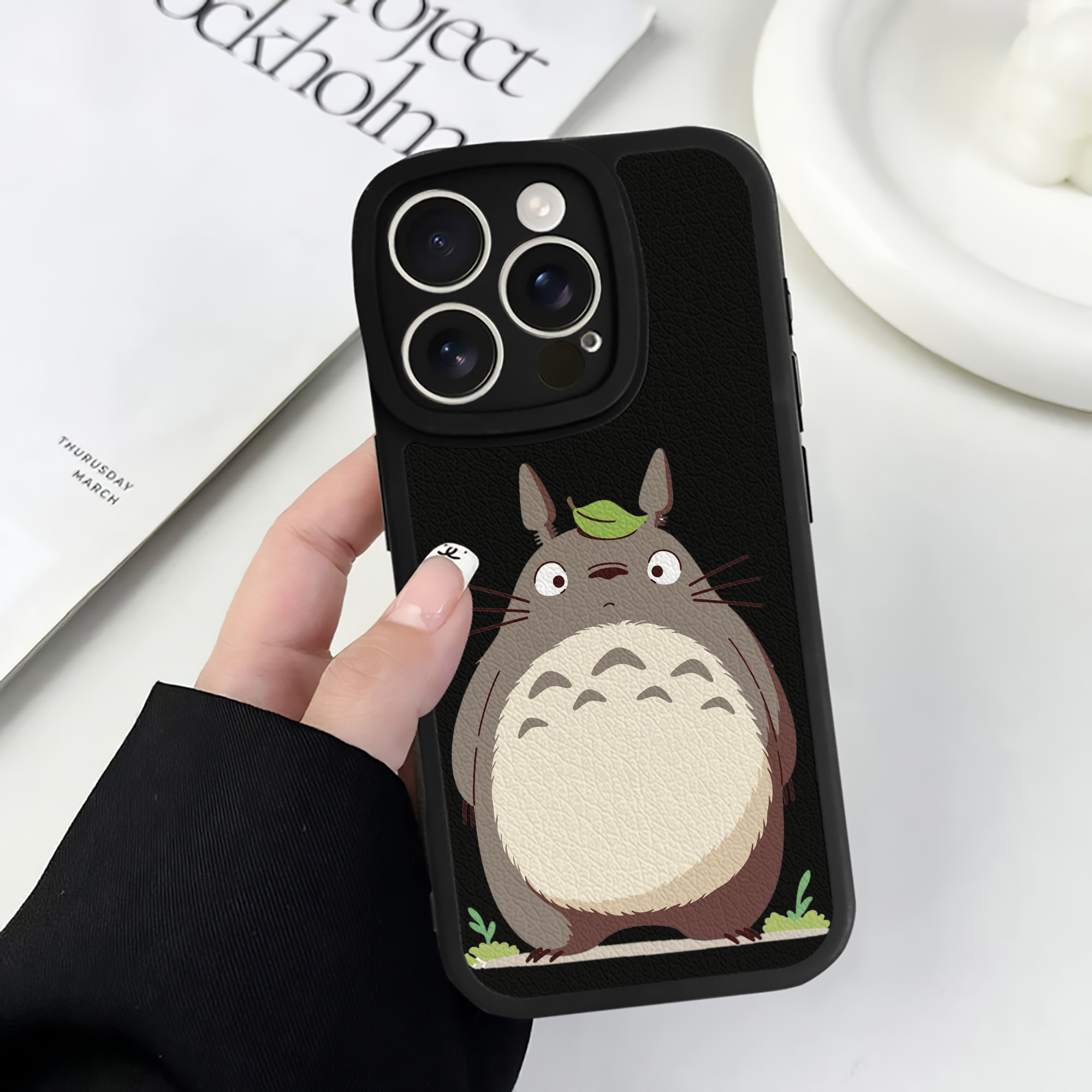 （画像用） となりのトトロ 草壁メイ 草壁サツキ My Neighbor Totoro Satsuki Kusakabe Mei Kusakabe 【iPhone 16シリーズ対応】シリコンスマホケース（レザー調） 材質：シリコン